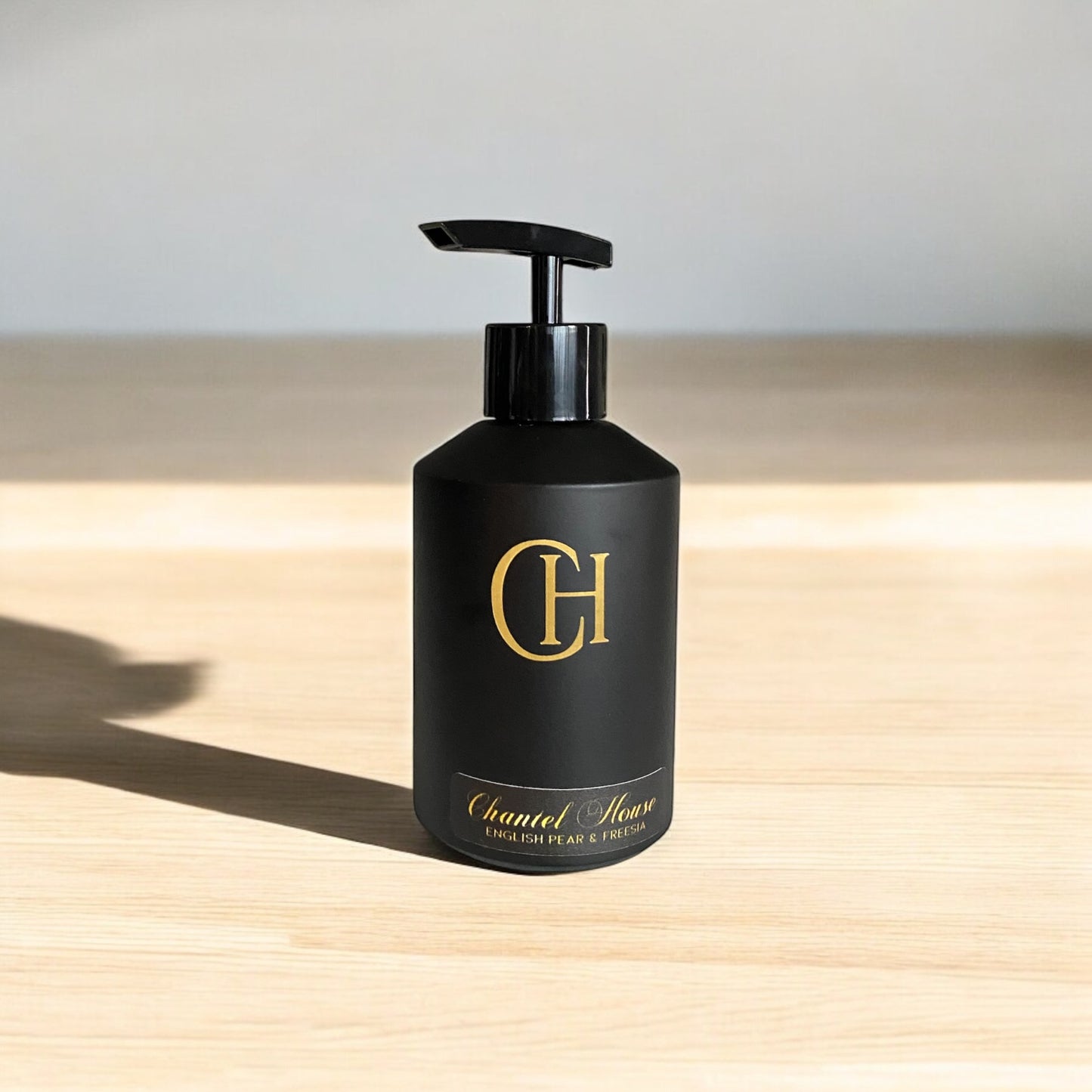 English pear & fressia