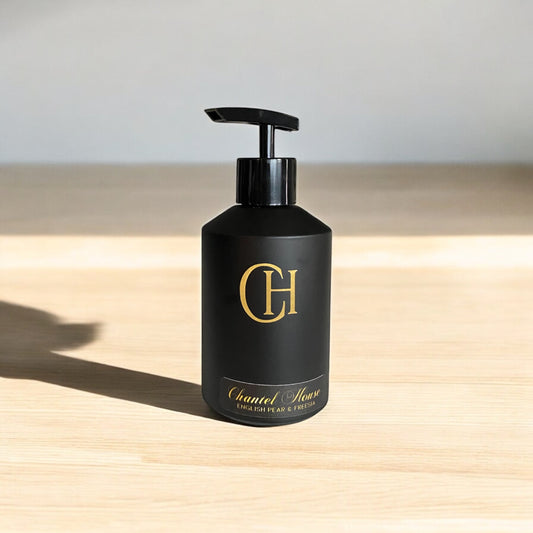 English pear & fressia